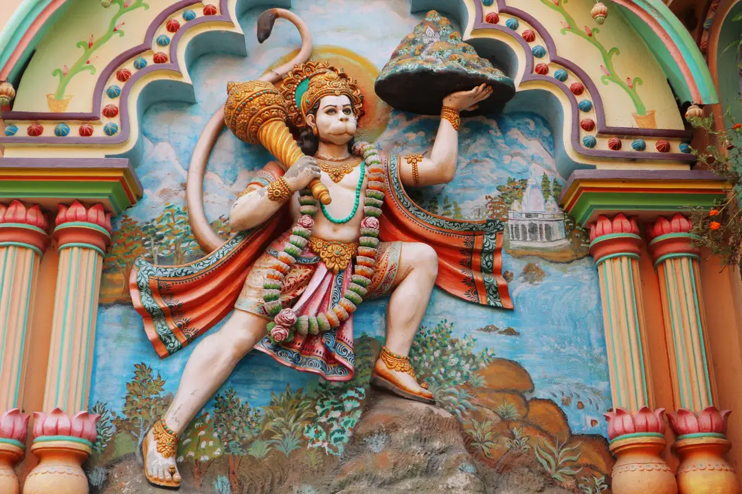 voyage en Inde - Sculpture colorée du dieu singe Hanuman transportant la montagne de plantes médicinales.