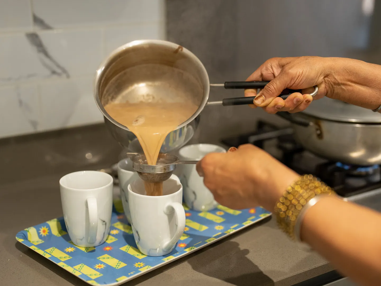 Voyage en Inde — chai thé indien épicé et lassi boisson traditionnelle indienne cuisine locale Shanti Travel