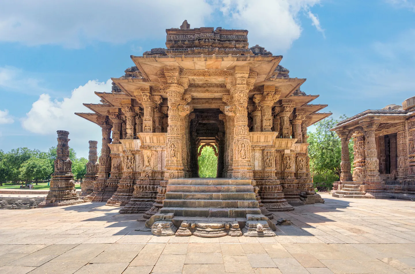 voyage en Inde - Détails architecturaux et sculptures millénaires d'un temple hindou traditionnel.