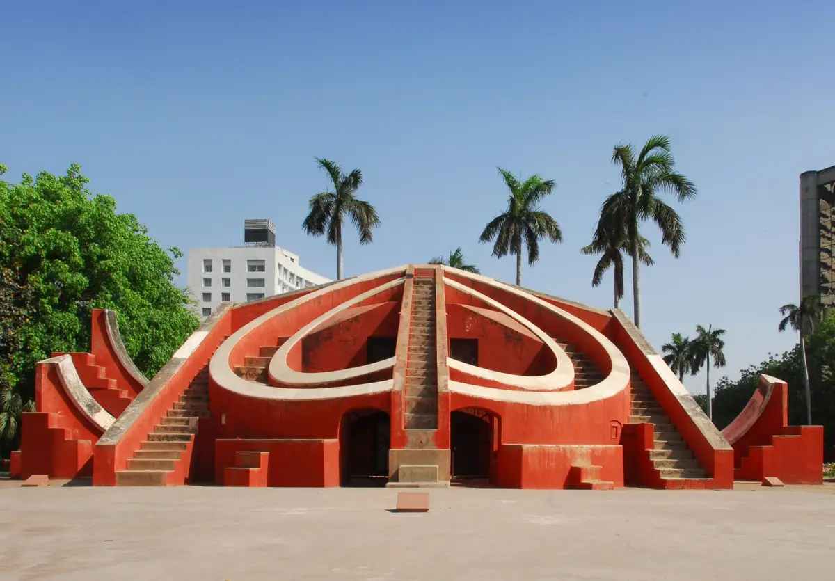 Voyage en Inde : explorez le Jantar Mantar à Jaipur, observatoire du XVIIIᵉ siècle regroupant 19 instruments astronomiques, dont le plus grand cadran solaire au monde