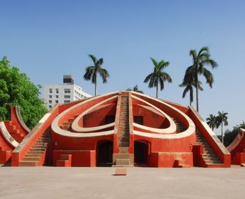 Voyage en Inde : explorez le Jantar Mantar à Jaipur, observatoire du XVIIIᵉ siècle regroupant 19 instruments astronomiques, dont le plus grand cadran solaire au monde