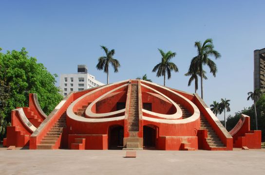 Voyage en Inde : explorez le Jantar Mantar à Jaipur, observatoire du XVIIIᵉ siècle regroupant 19 instruments astronomiques, dont le plus grand cadran solaire au monde