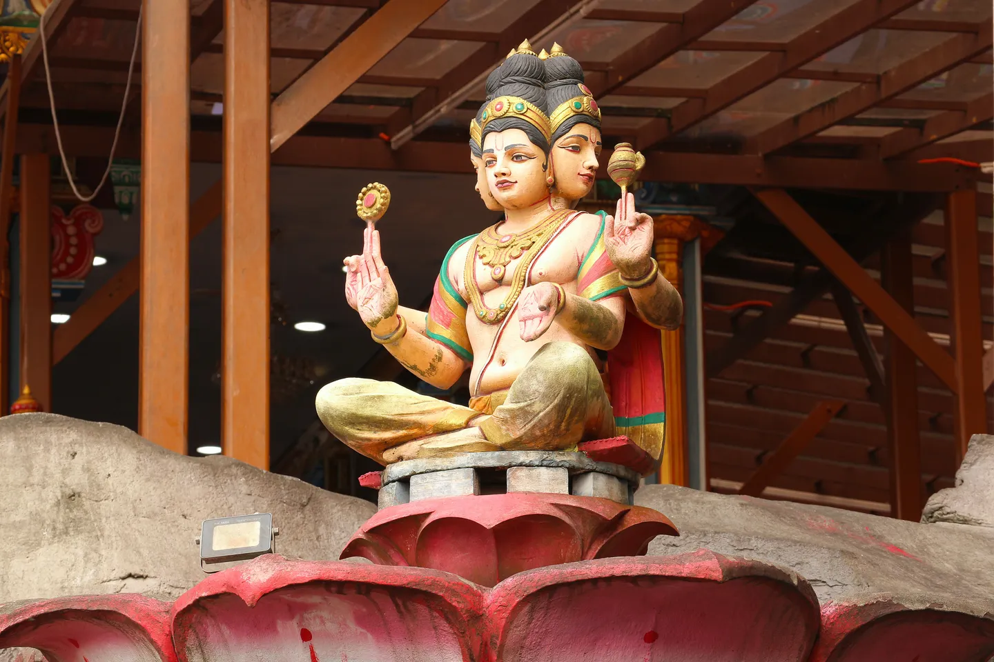 voyage en Inde - Statue du dieu créateur Brahma à plusieurs visages trônant sur un lotus.