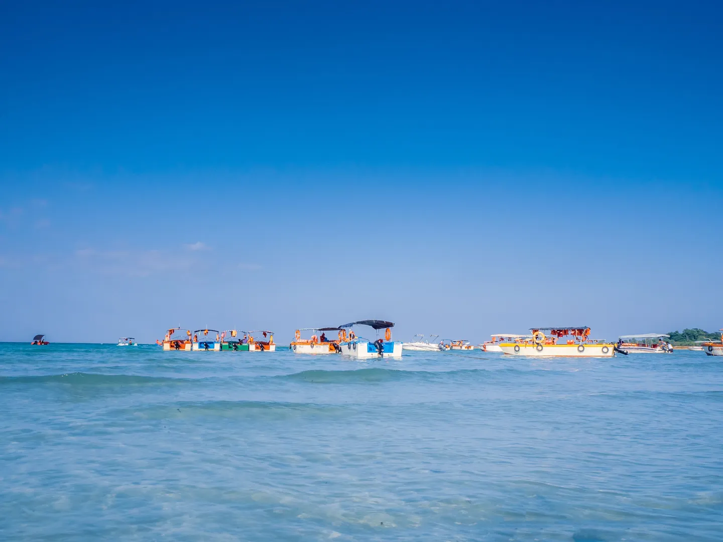 Plage de Bharatpur sur Neil Island aux îles Andaman avec sable blanc, eau turquoise et snorkeling sur récifs coralliens