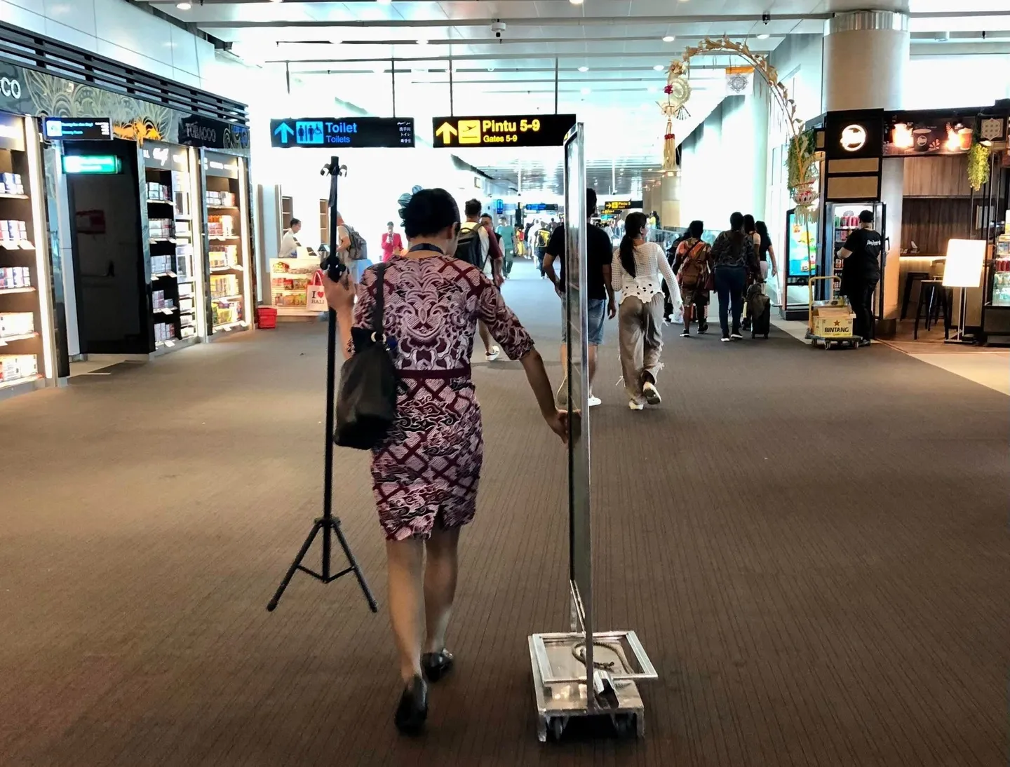 Hôtesse aéroport Bali