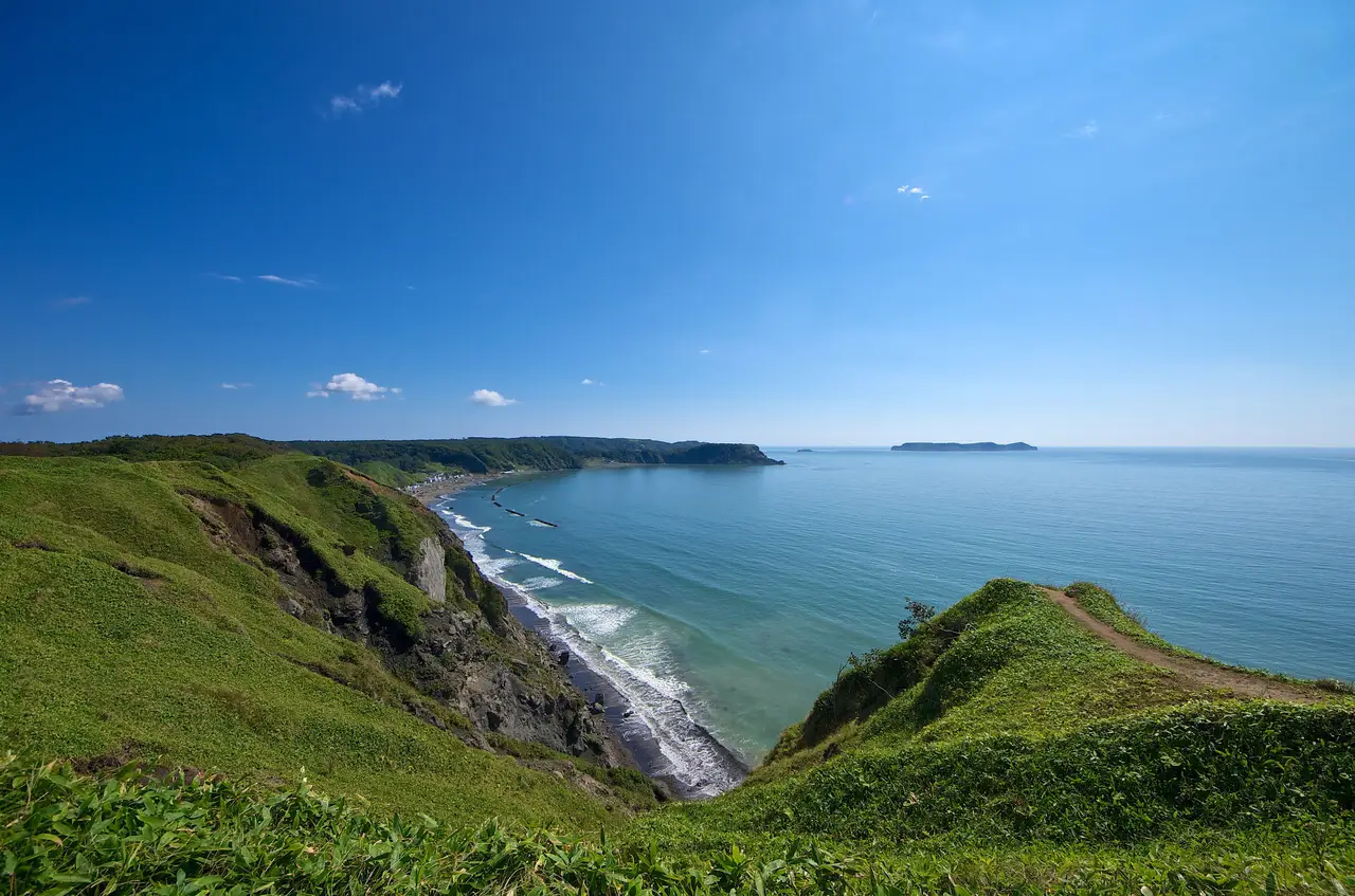 Hokkaido Pacifique — Vue panoramique des falaises du cap Aikappu dominant l'océan, étape entre Notsuke et Kushiro au Japon.