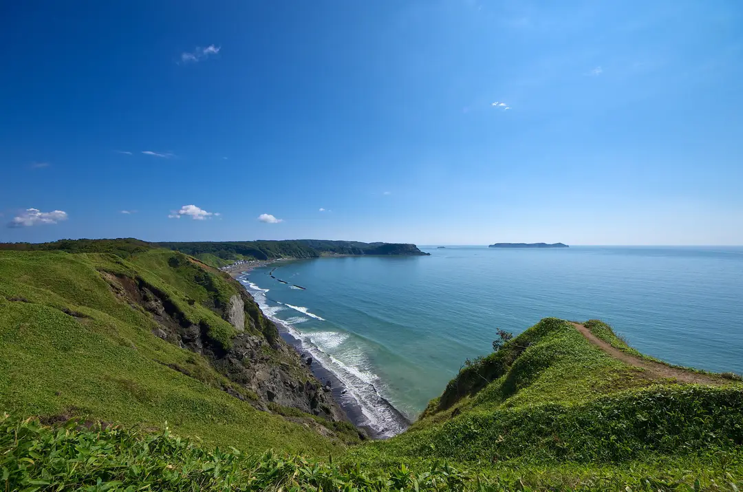 Hokkaido Pacifique - Vue panoramique des falaises du cap Aikappu dominant l'océan, étape entre Notsuke et Kushiro au Japon.