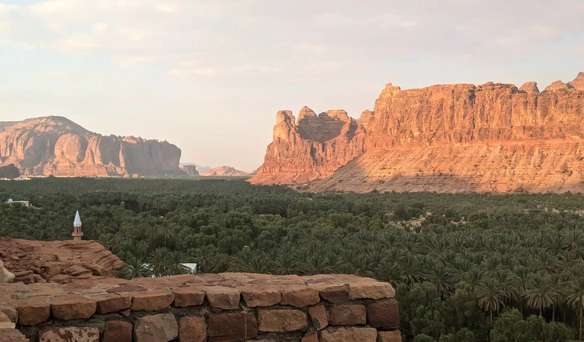 Voyage en Arabie Saoudite - Coucher de soleil sur la forteresse et les palmiers à Al Ula