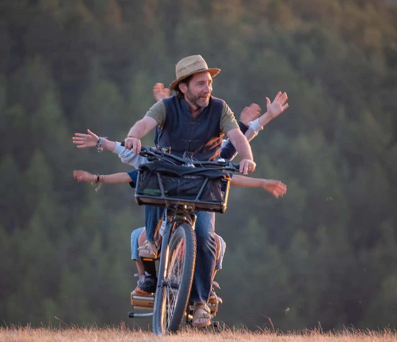 Portrait d'Alexandre Le Beuan, co-fondateur de Shanti Travel, souriant à bicyclette au milieu de la nature lors d'une escapade conviviale et dynamique.