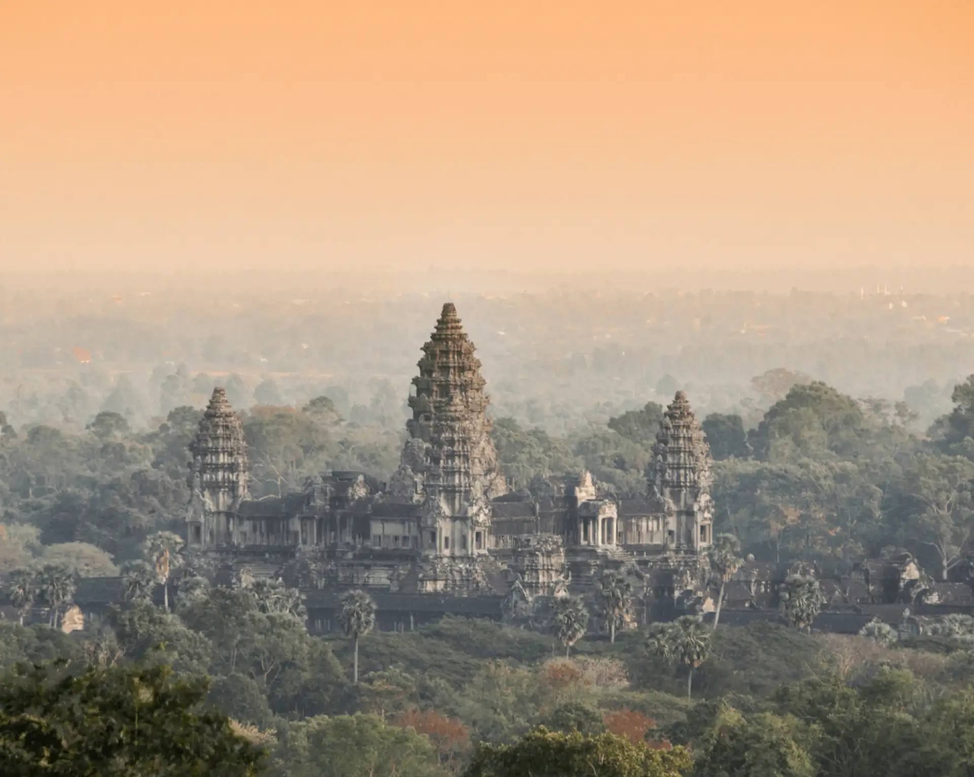 tours en pierre du temple d angkor wat s elevant au dessus de la brume et de la jungle au lever du soleil a siem reap