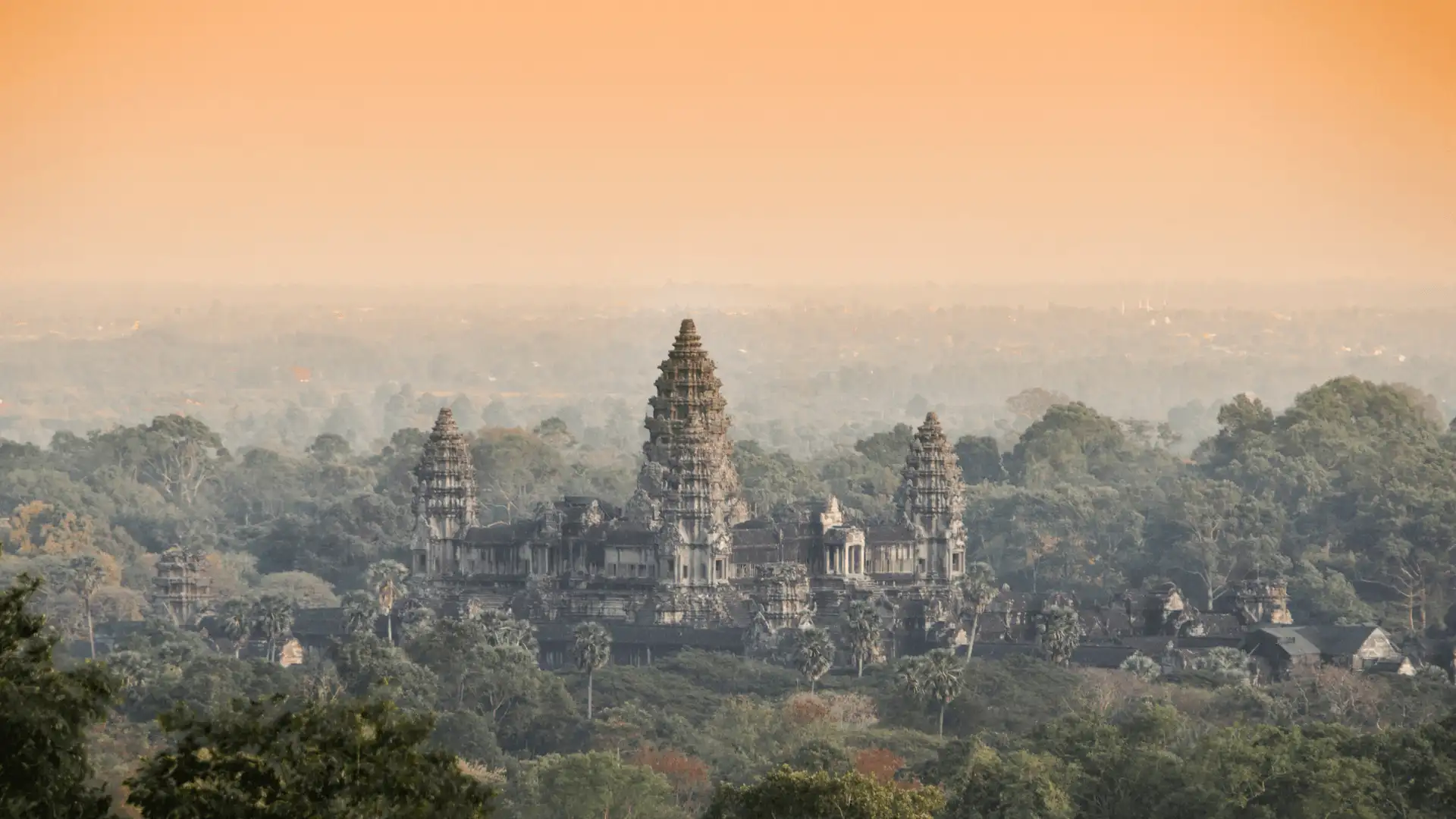tours en pierre du temple d angkor wat s elevant au dessus de la brume et de la jungle au lever du soleil a siem reap