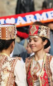 Voyage en Arménie : Danseuses arménienne en costume traditionnel