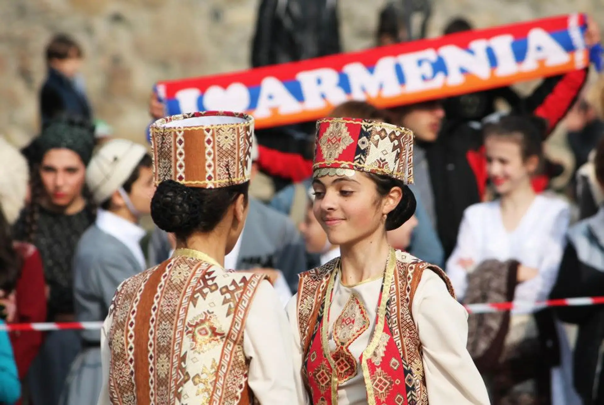 Voyage en Arménie : Danseuses arménienne en costume traditionnel