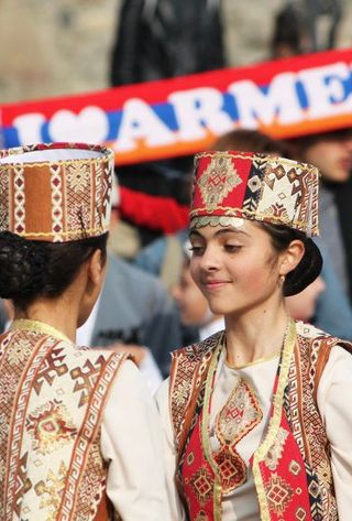 Voyage en Arménie : Danseuses arménienne en costume traditionnel