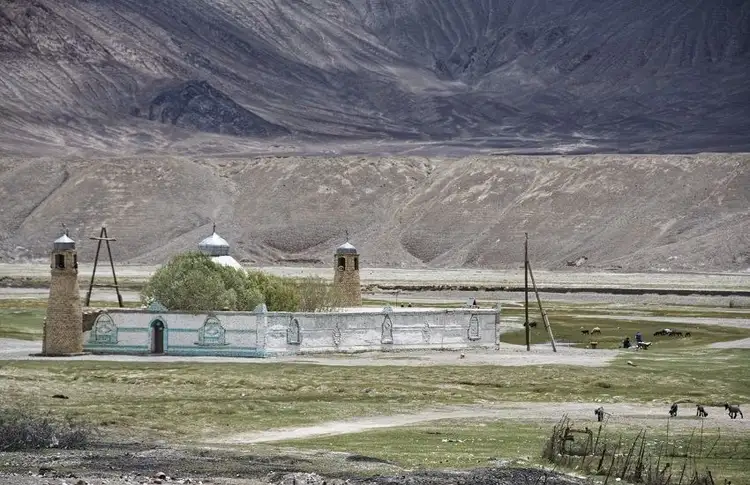 Vue panoramique depuis le col de Shor Bulak avec la grande montagne Muztak-Atat (plus de 7000 m) en arrière-plan, lors du voyage entre Khorog et Ishakhsim en Asie central