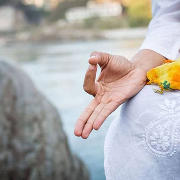 Meditierende Person in Indonesien Sulawesi