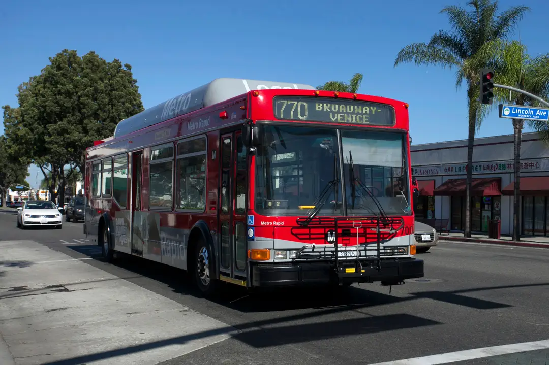 Bus circulant sur Broadway à Los Angeles