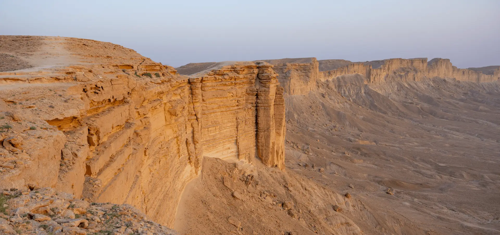 Voyage en Arabie Saoudite — excursion en 4x4 à Edge of the World près de Riyad avec falaises désertiques et panorama au coucher du soleil