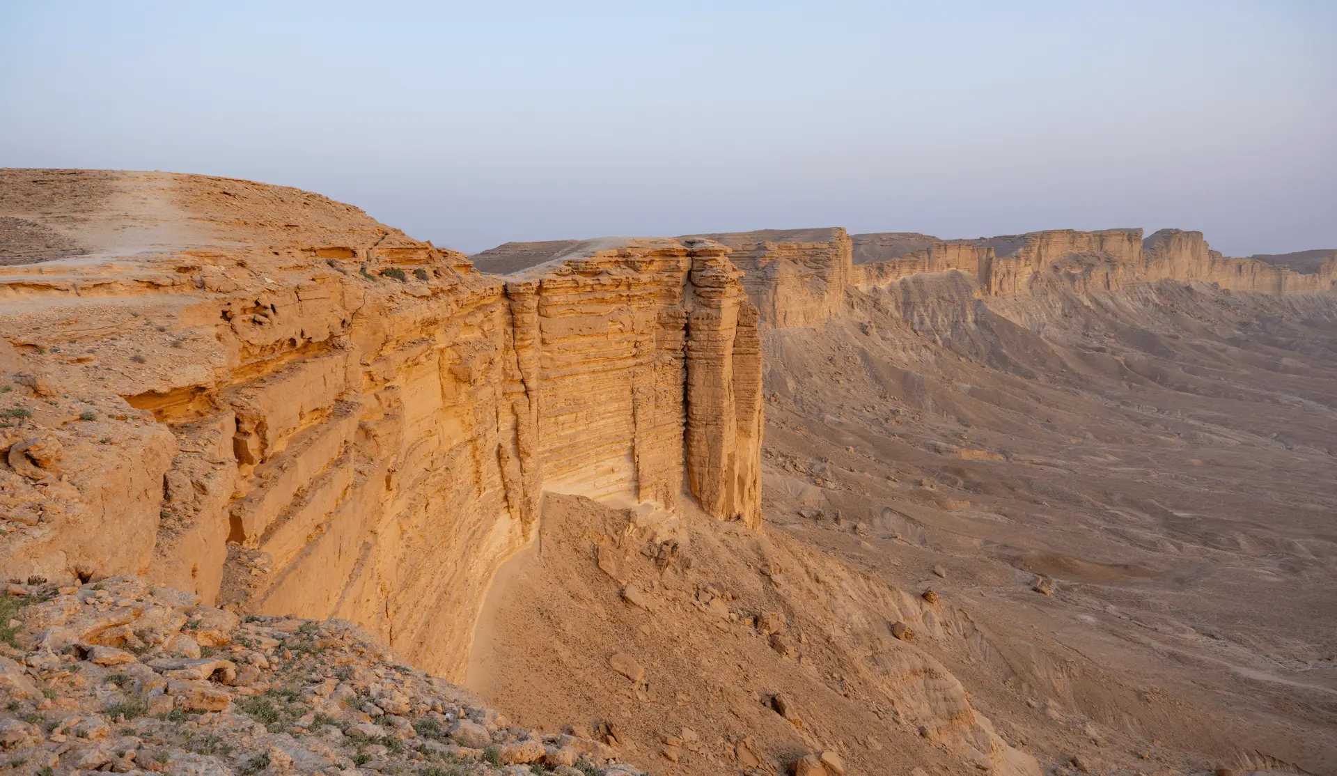 Voyage en Arabie Saoudite — excursion en 4x4 à Edge of the World près de Riyad avec falaises désertiques et panorama au coucher du soleil