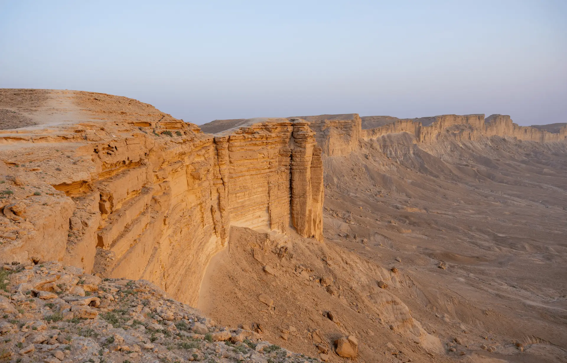 Voyage en Arabie Saoudite — excursion en 4x4 à Edge of the World près de Riyad avec falaises désertiques et panorama au coucher du soleil
