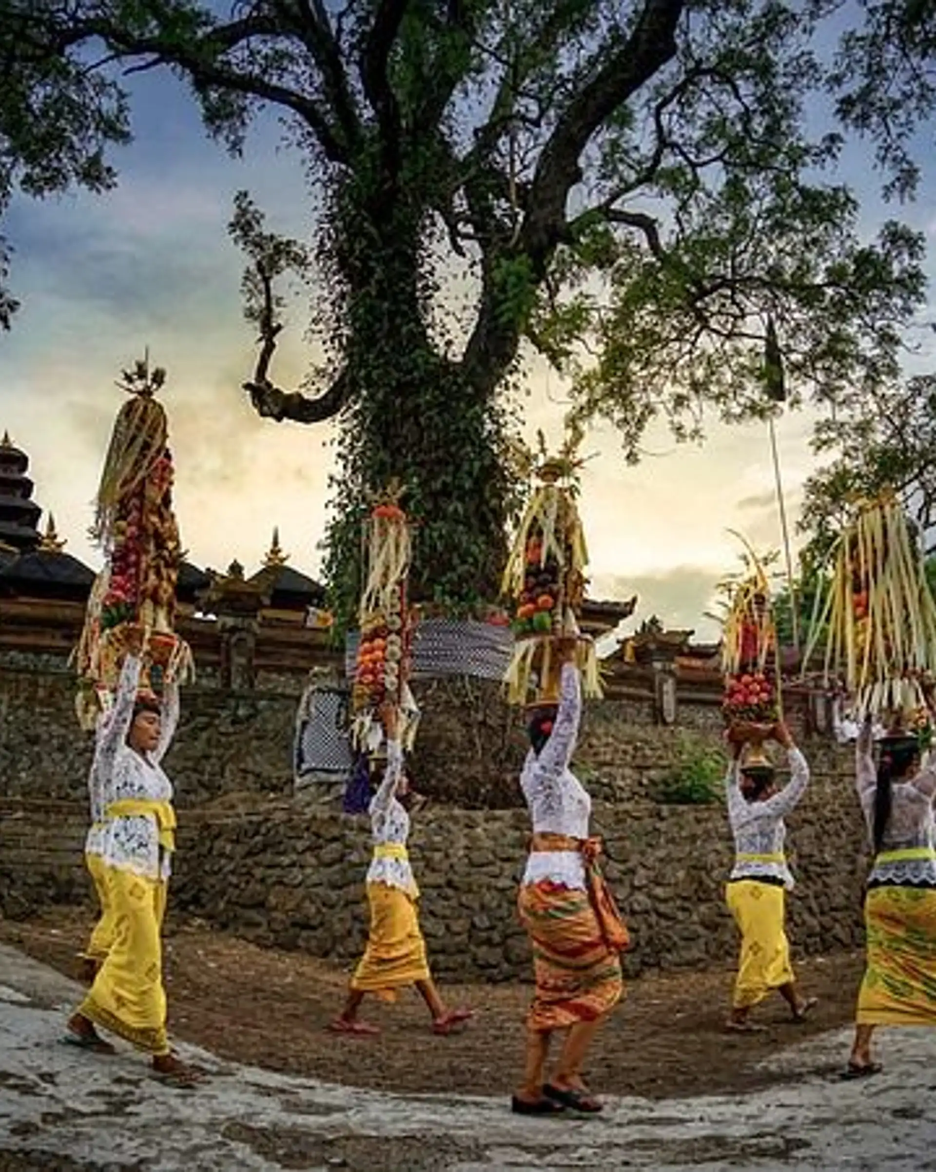 Voyage en Asie — Temple traditionnel de Bali illustrant la richesse de la culture indonésienne.