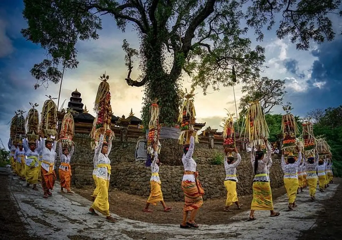 Voyage en Asie — Temple traditionnel de Bali illustrant la richesse de la culture indonésienne.
