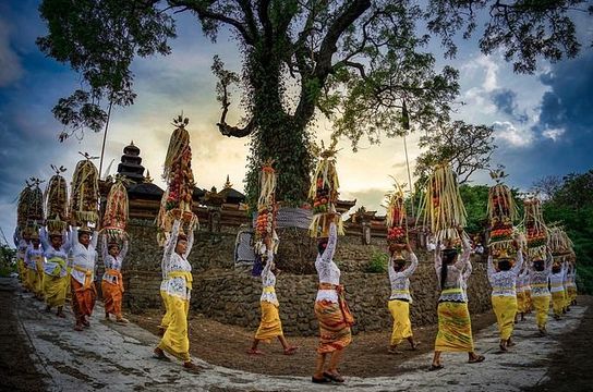 Voyage en Asie — Temple traditionnel de Bali illustrant la richesse de la culture indonésienne.