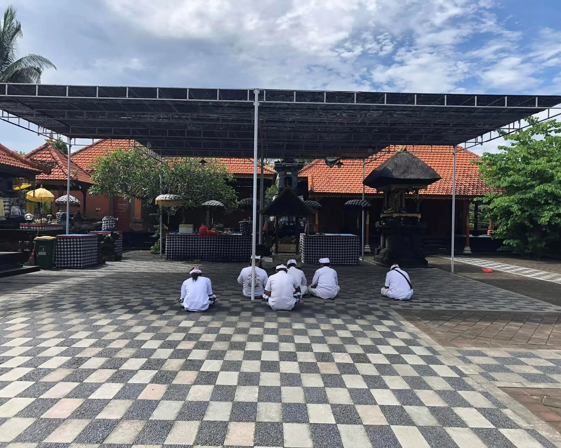 Voyage en Asie – Détail du sol en damier (poleng) illustrant le concept de dualité dans un temple balinais.