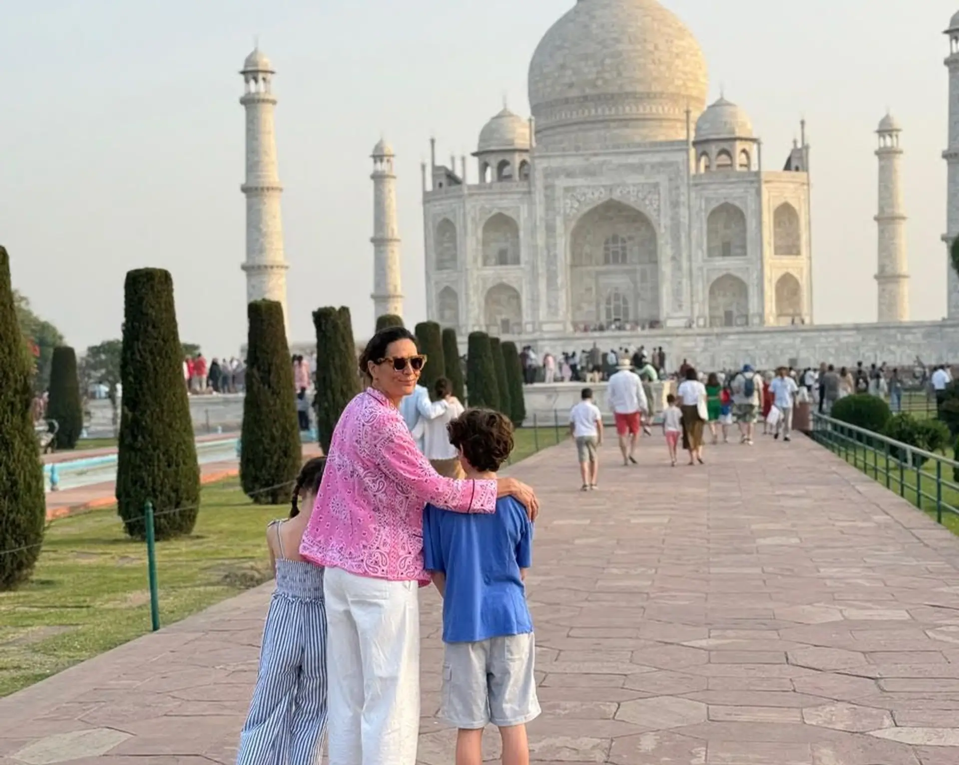 Voyage en Asie : maman et deux enfants visitent le Taj Mahal en Inde, un moment de découverte partagée en famille.