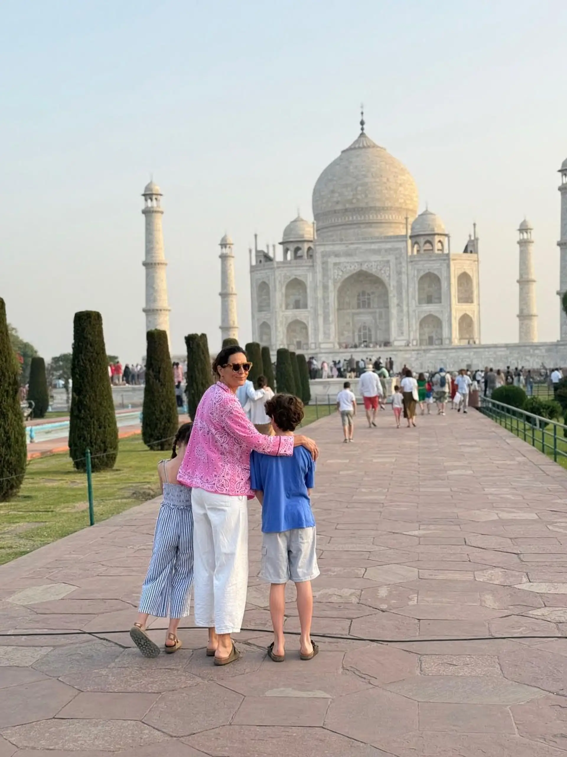 Voyage en Asie : maman et deux enfants visitent le Taj Mahal en Inde, un moment de découverte partagée en famille.