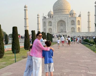 Voyage en Asie : maman et deux enfants visitent le Taj Mahal en Inde, un moment de découverte partagée en famille.