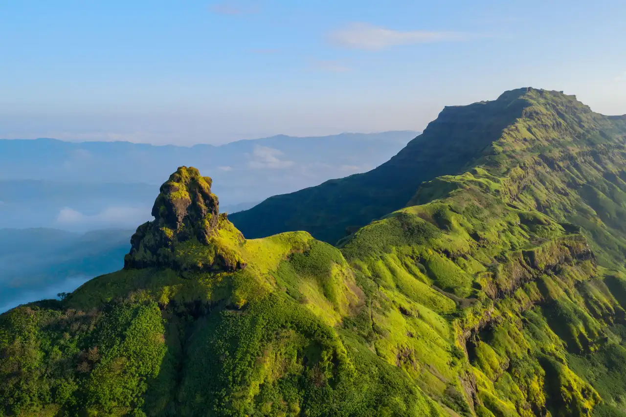Les montagnes et pitons aux alentours de Bhandardara lors d'un voyage dans le Maharashtra