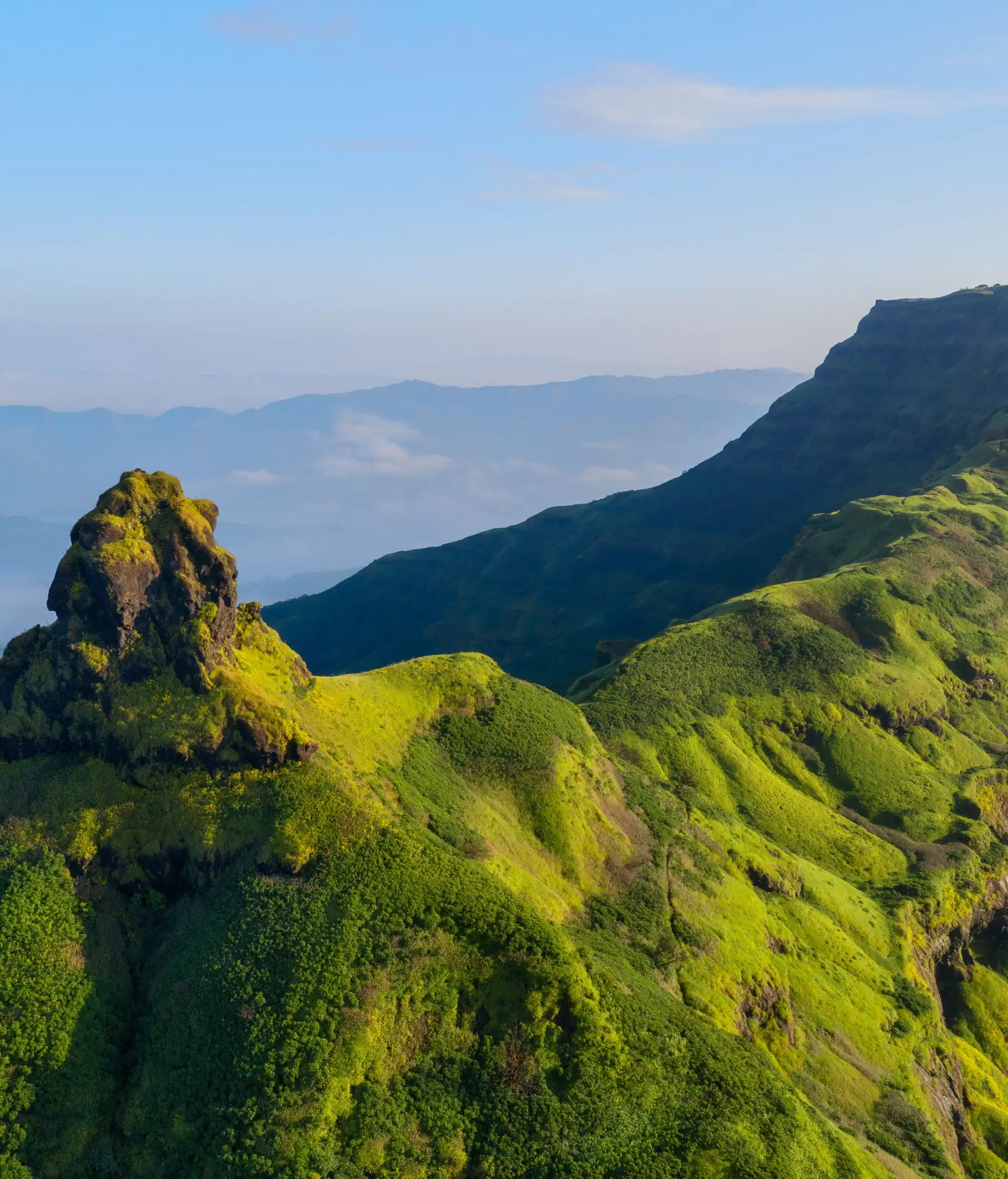 Les montagnes et pitons aux alentours de Bhandardara lors d'un voyage dans le Maharashtra