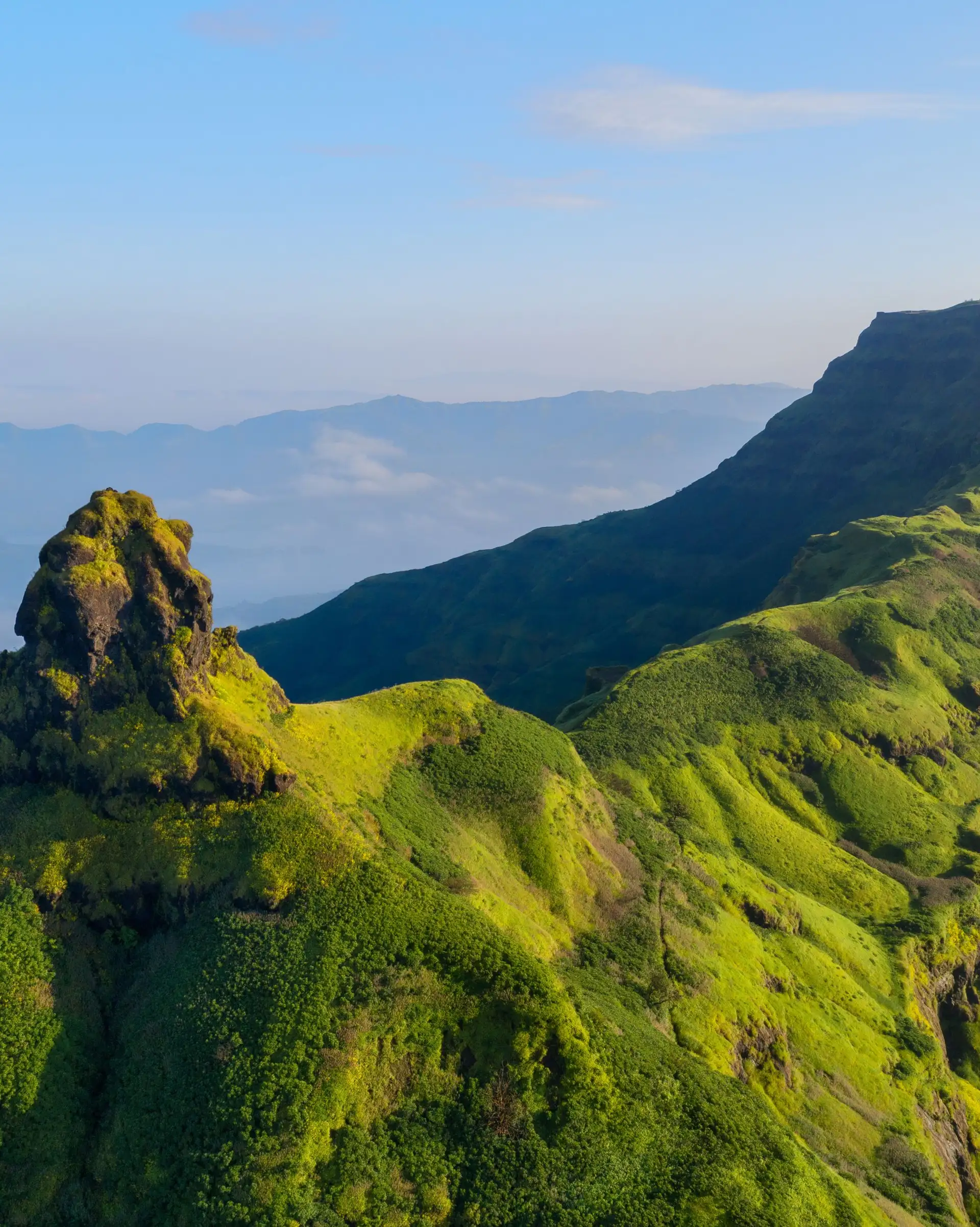 Les montagnes et pitons aux alentours de Bhandardara lors d'un voyage dans le Maharashtra