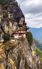 Voyage au Bhoutan : Temple appuyé contre la falaise au Bhoutan