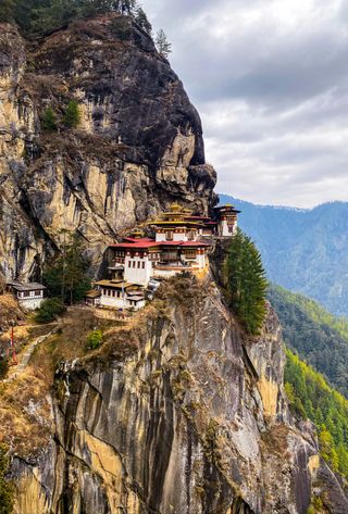 Voyage au Bhoutan : Temple appuyé contre la falaise au Bhoutan