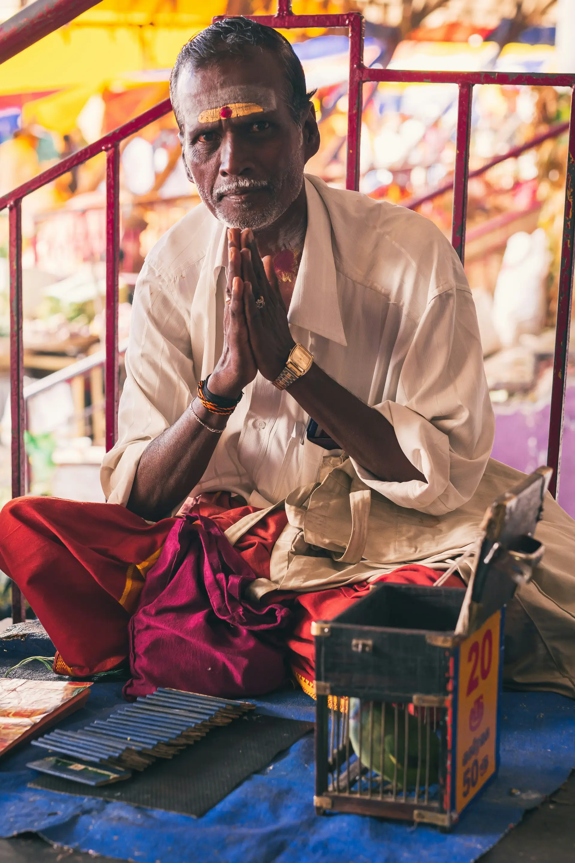 Voyage en Asie : moine méditant dans un temple ancien, sérénité et harmonie entre nature et silence sacré.