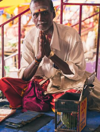 Voyage en Asie : moine méditant dans un temple ancien, sérénité et harmonie entre nature et silence sacré.