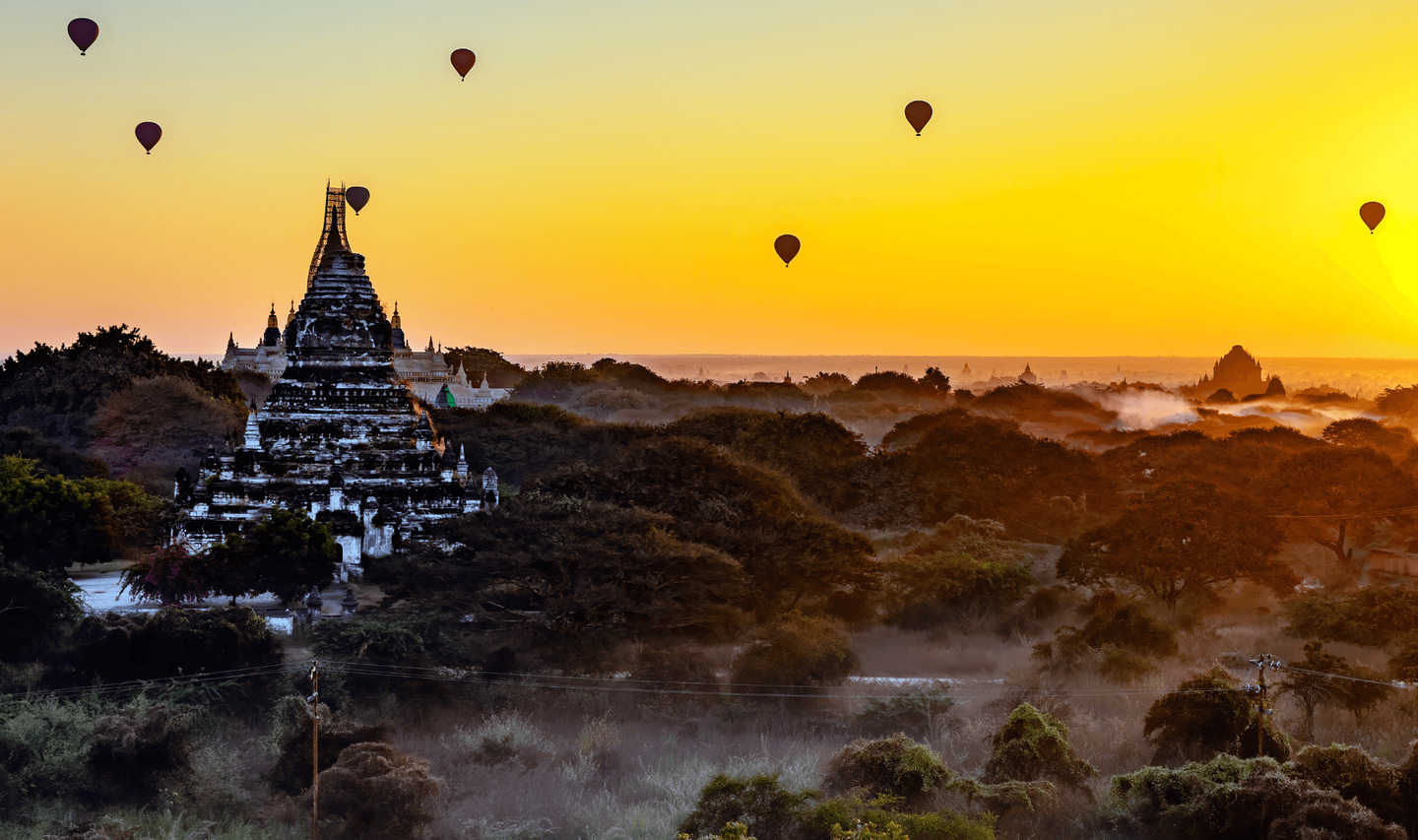 Voyage en Birmanie : Montgolfières survolant un temple