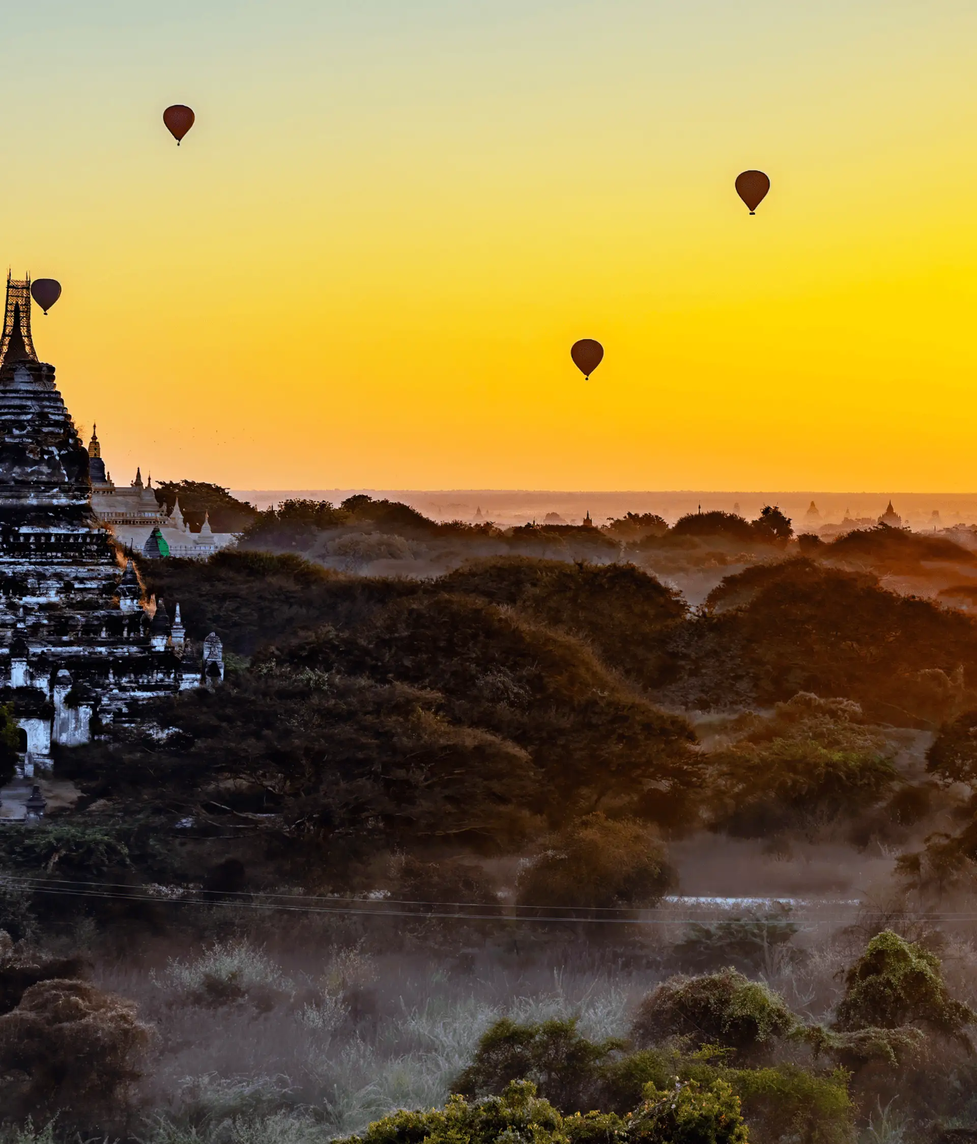 Voyage en Birmanie : Montgolfières survolant un temple