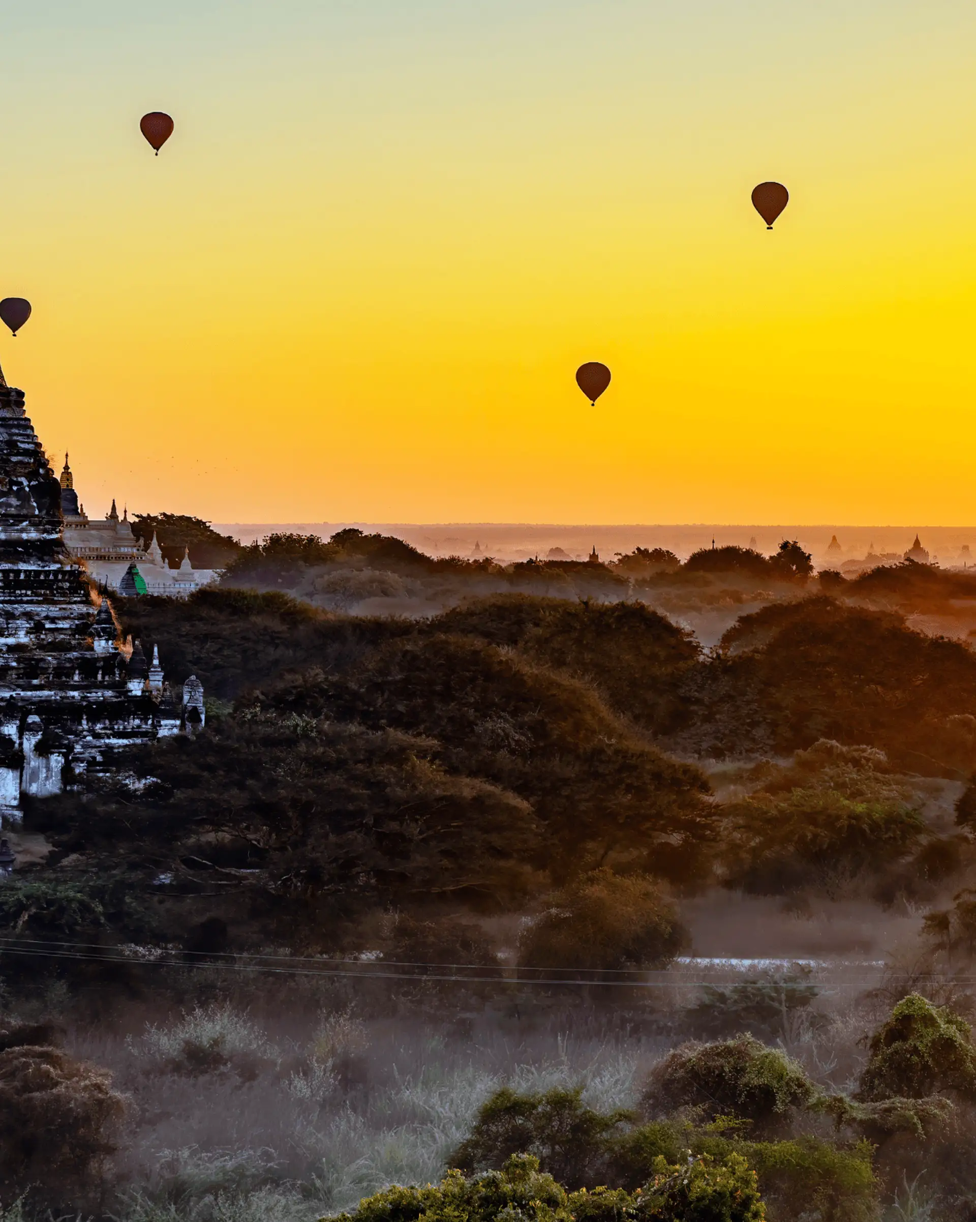 Voyage en Birmanie : Montgolfières survolant un temple