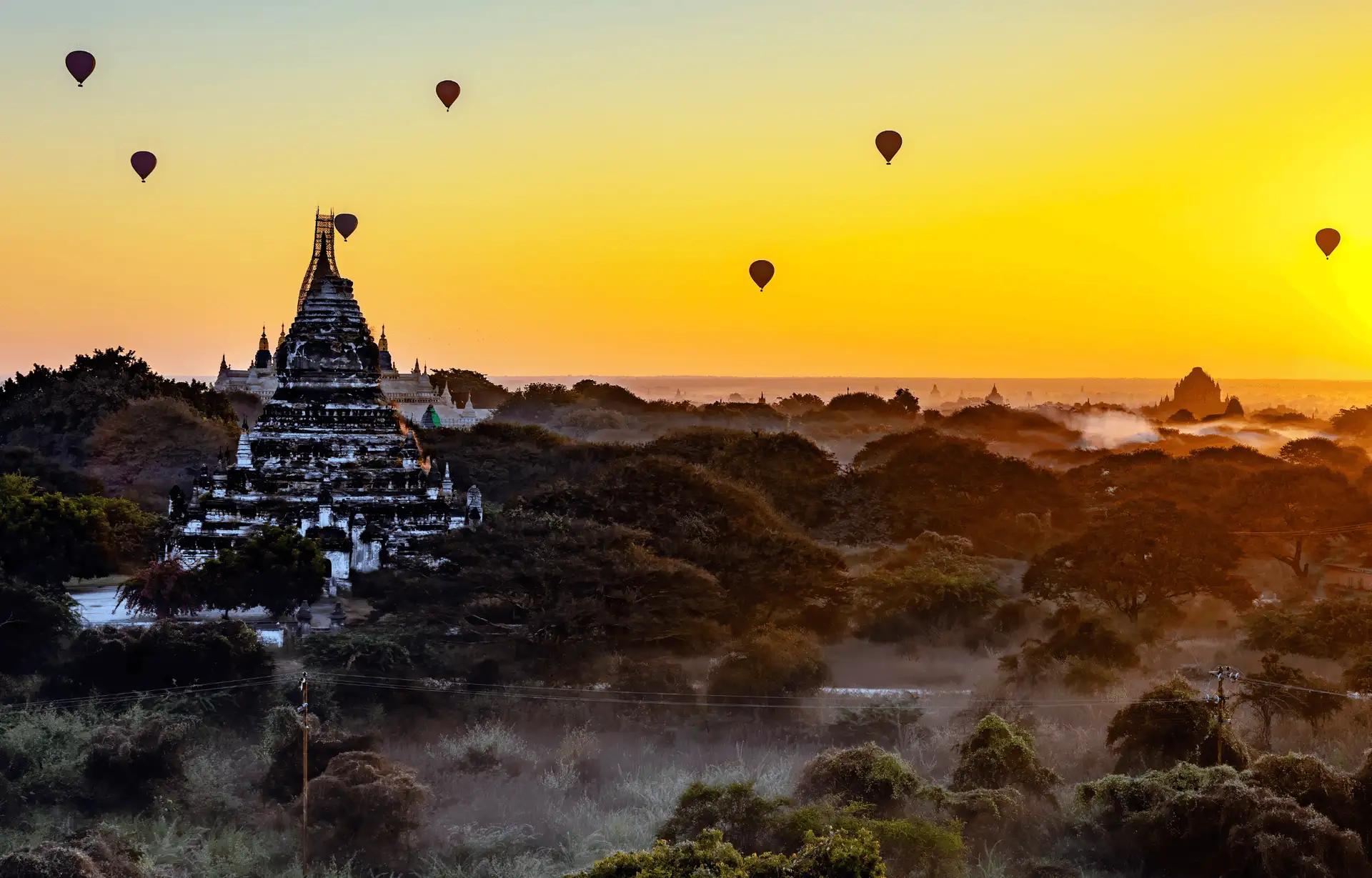 Voyage en Birmanie : Montgolfières survolant un temple