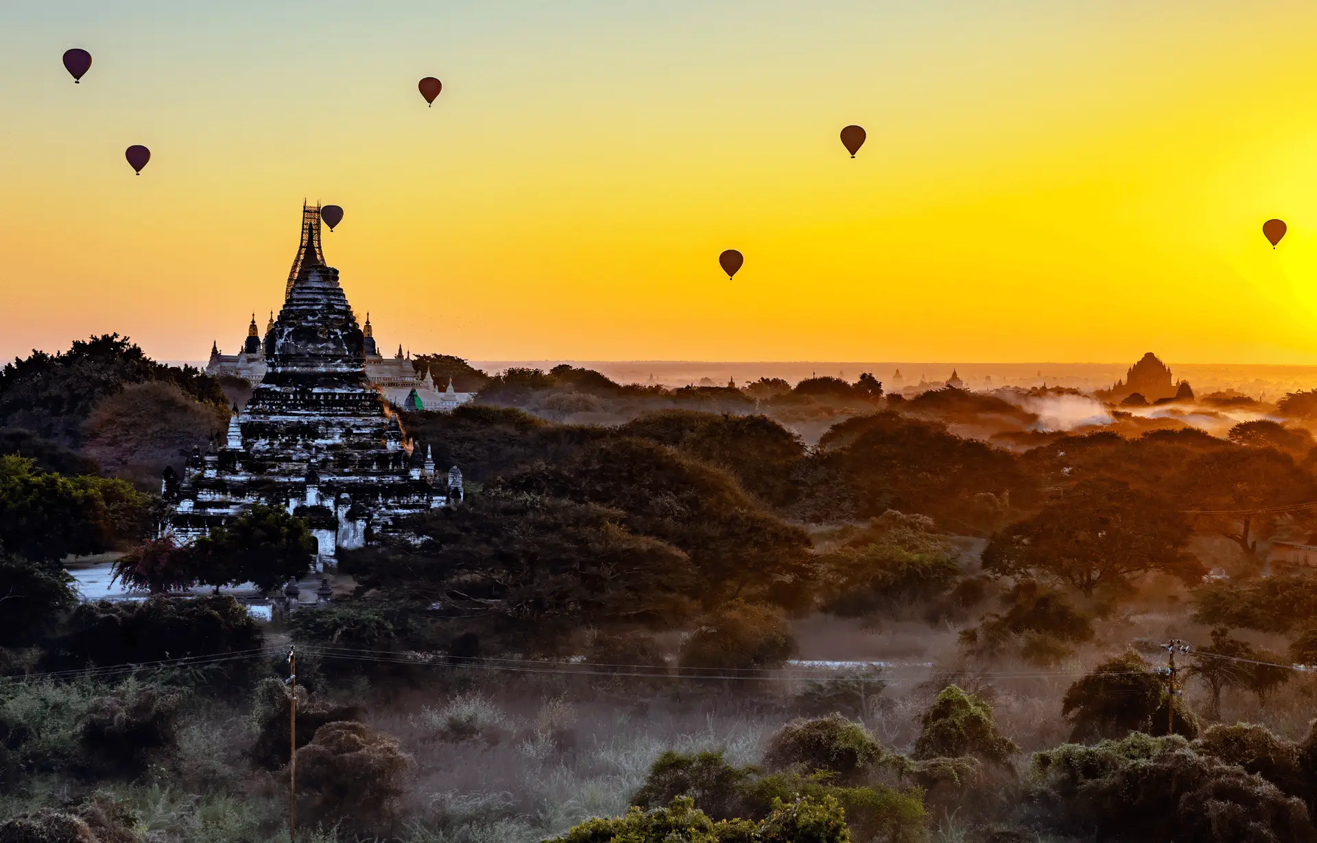 Voyage en Birmanie : Montgolfières survolant un temple