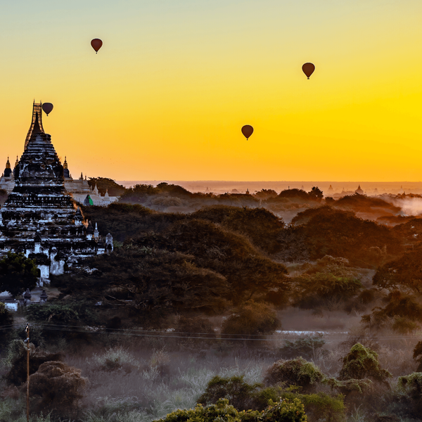 Voyage en Birmanie : Montgolfières survolant un temple
