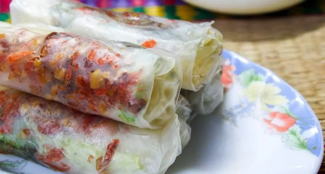 Rouleaux sucrés vietnamiens Bo bia ngot, un snack de rue composé de noix de coco râpée et de sucre filé dans une galette de riz.