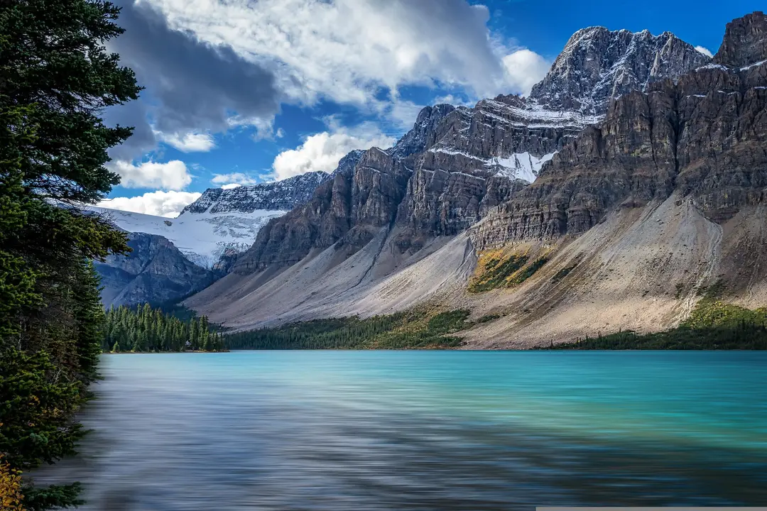 Bow Lake, situé dans le parc national de Banff, au cœur des Rocheuses canadiennes