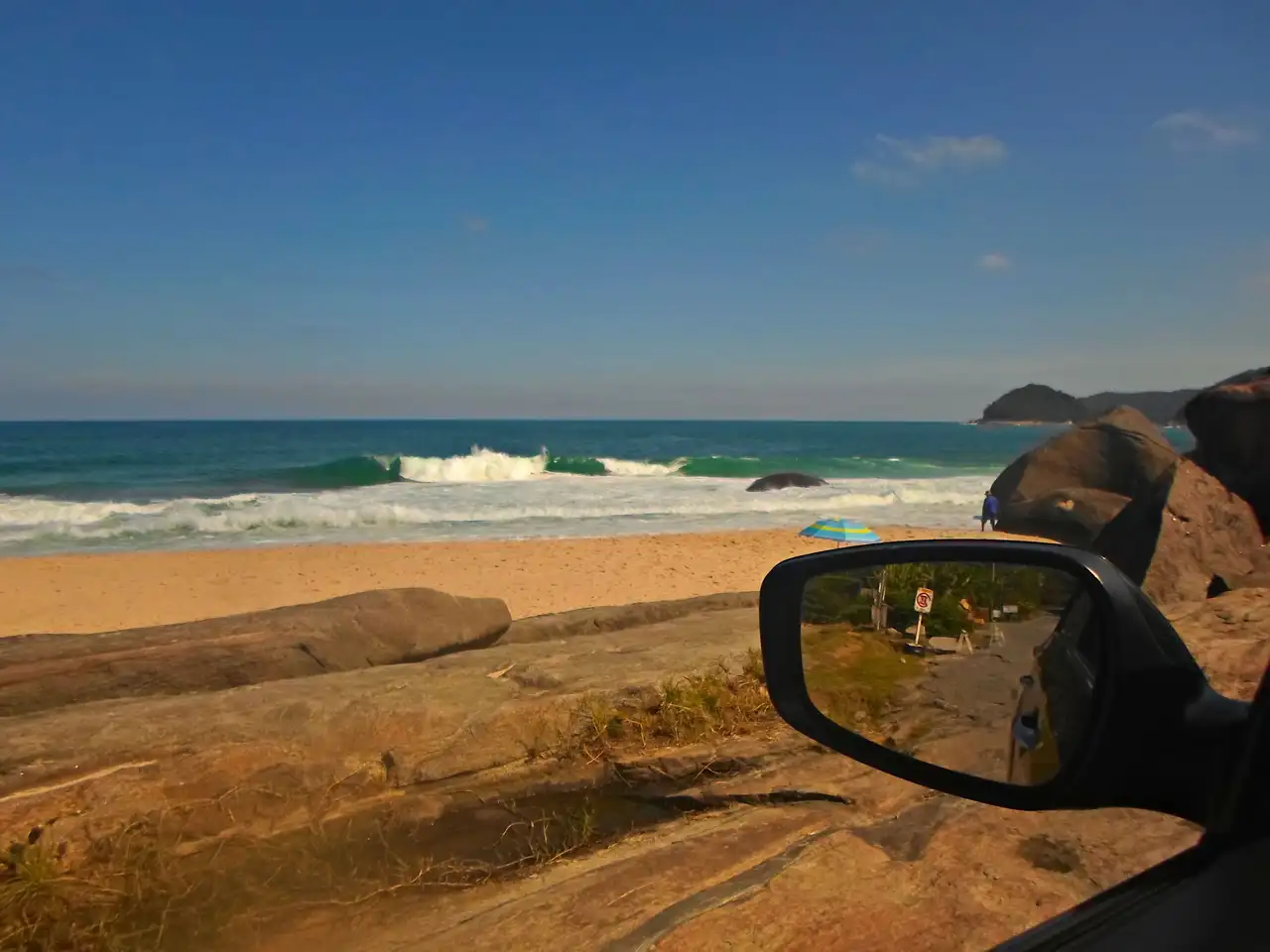 Voyage au Brésil – Vue depuis une voiture de location sur la plage sauvage do Cepilho et ses vagues lors d'un road trip sur le littoral du Nordeste.