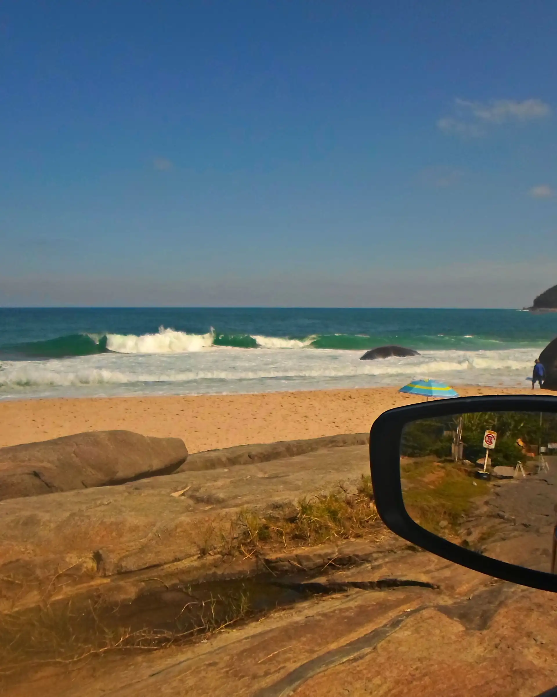 Retroviseur et plage de Do Cepilho lors d'un voyage au Brésil
