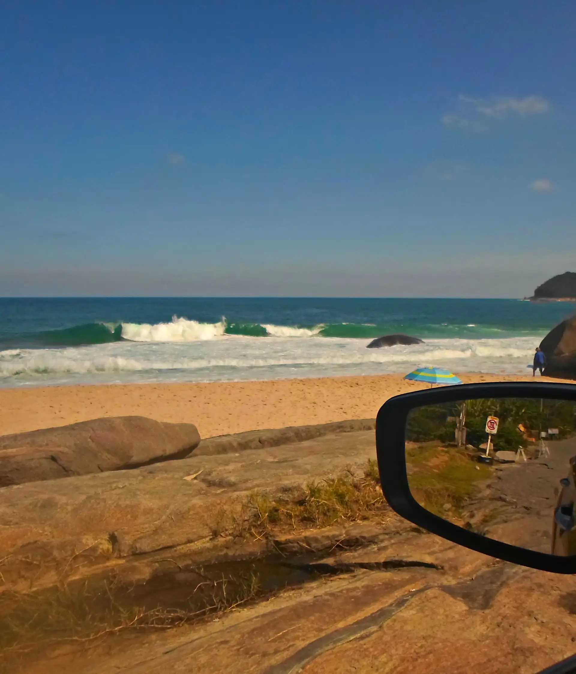 Retroviseur et plage de Do Cepilho lors d'un voyage au Brésil