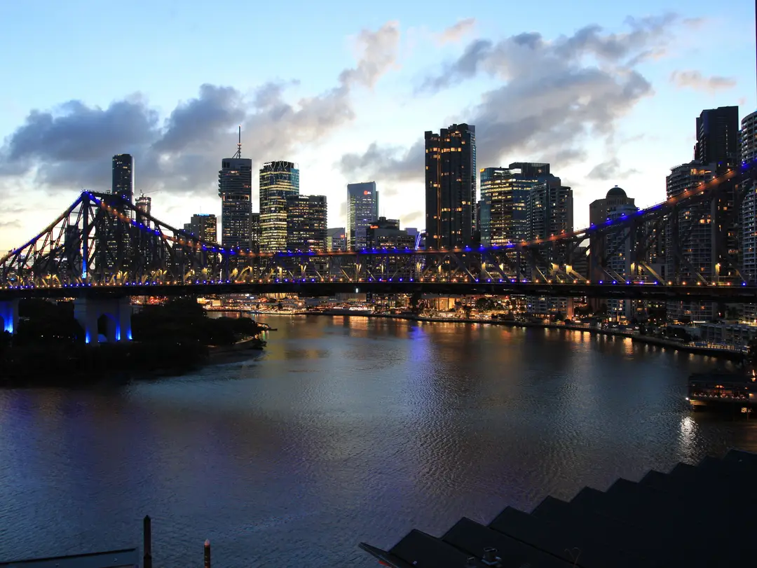 Brisbane avec le Story Bridge illuminé.jpg